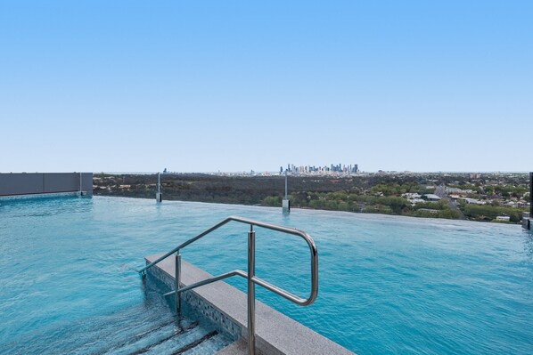 Apartment | Pool - Stylish City-view Apartment With Amenities (Melbourne)