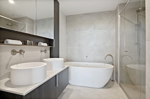 Appartement | Salle de bain | Baignoire, sĂšche-cheveux, serviettes fournies, savon