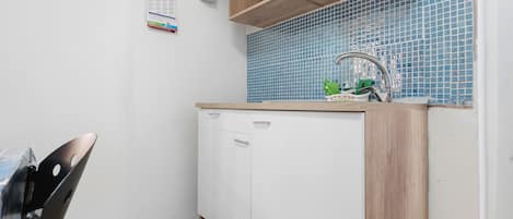 Coffee/tea maker, fridge, microwave, oven