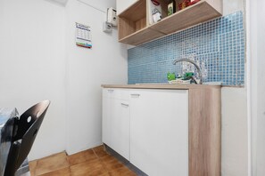 Wasserkocher mit Kaffee-/Teezubehör, Kühlschrank, Mikrowelle, Ofen