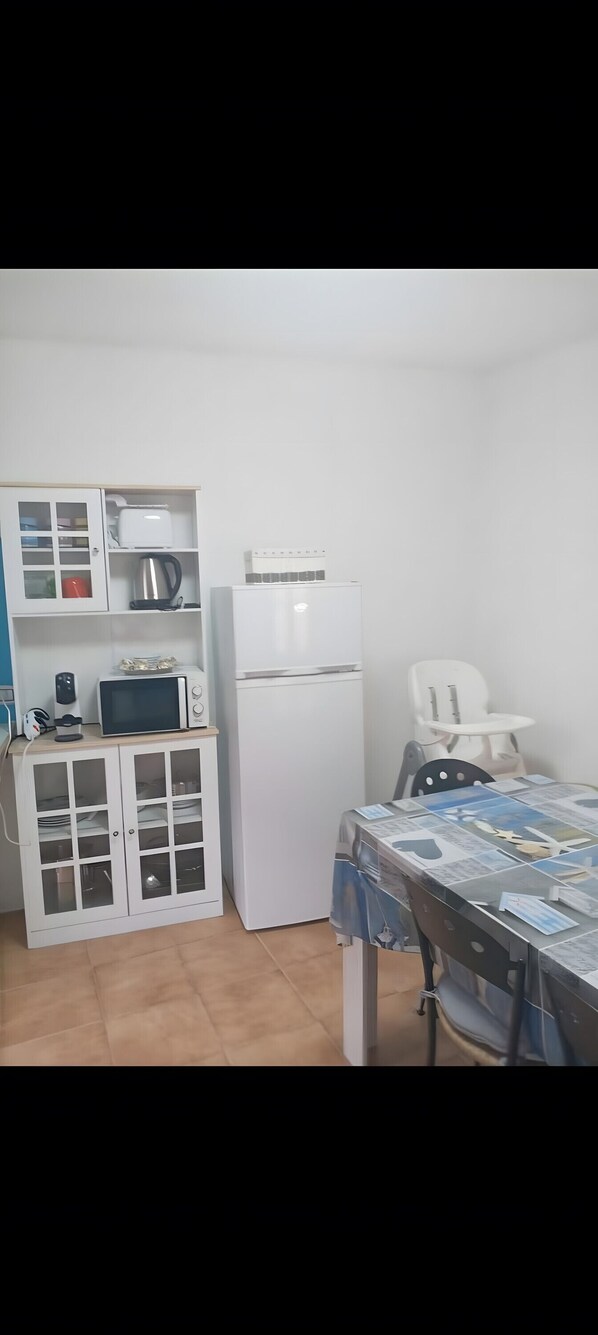 Frigorifero, microonde, forno, piano cottura