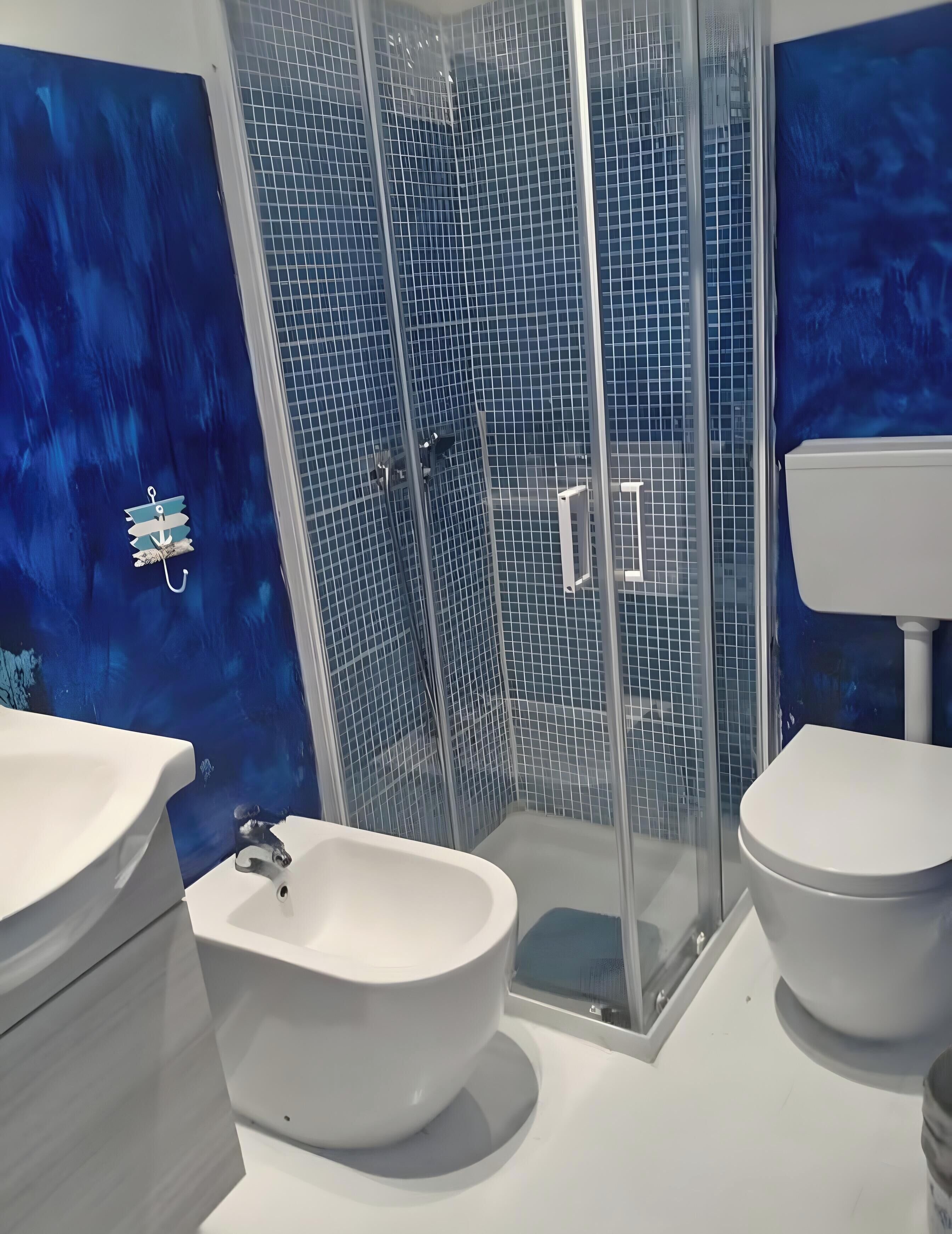 Regadera, secadora de cabello, toallas 