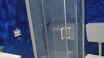 Regadera, secadora de cabello, toallas