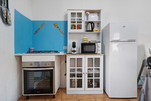 Cafetière/bouilloire, réfrigérateur, micro-ondes, four
