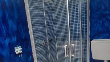 Een douche, een haardroger, handdoeken