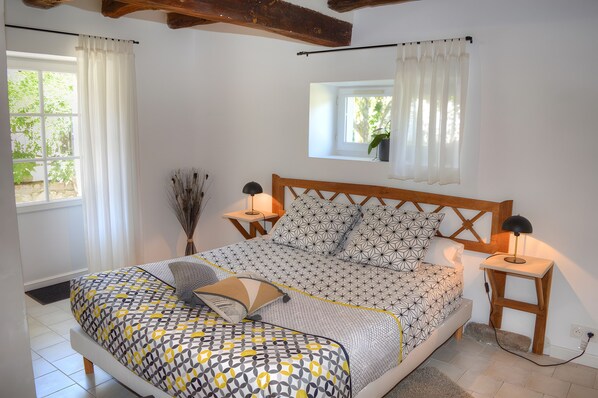 Silitysrauta/-lauta, Wi-Fi, vuodevaatteet