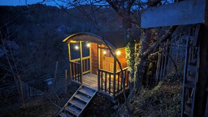 A wooden cabin with a wooden staircase leading to a deck, surrounded by trees and a fence. - Charming gypsy caravan in green Provence, at La Mauvaise Herbe, Barjols (Barjols)