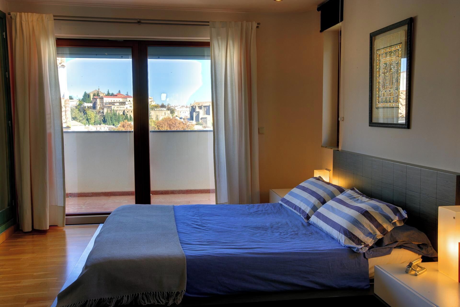 Een strijkplank/strijkijzer, wifi, beddengoed