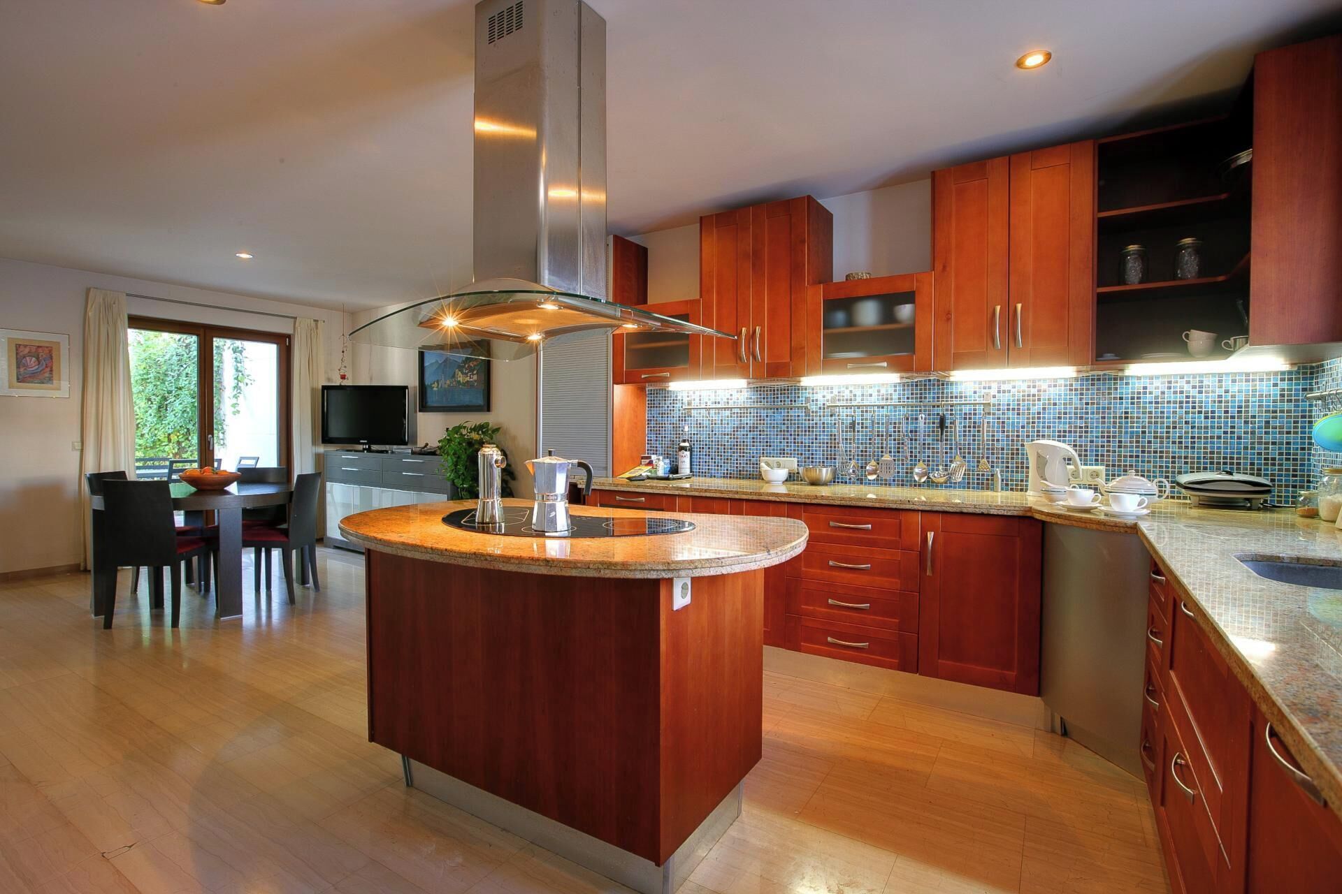 Een koelkast, een microgolfoven, een vaatwasser