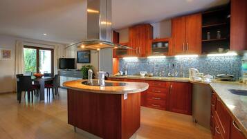 Een koelkast, een microgolfoven, een vaatwasser