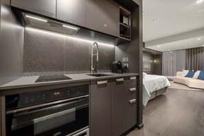 Appartement | Privékeuken | Een koelkast, een microgolfoven, een oven, een kookplaat