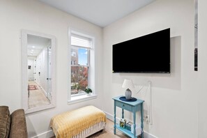 2 habitaciones, escritorio, tabla de planchar con plancha y wifi 