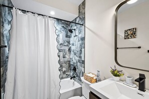 Hair dryer, towels, soap, toilet paper - DuPont Circle apt sleeps 6 free street parking (Washington)