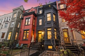Exterior - DuPont Circle apt sleeps 6 free street parking (Washington)