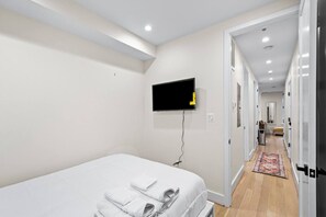2 bedrooms, desk, iron/ironing board, WiFi - DuPont Circle apt sleeps 6 free street parking (Washington)