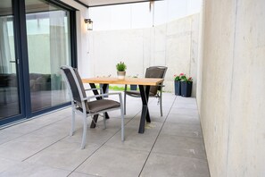 Outdoor dining - Apartment 'Bergblick' with Private Terrace, Shared Garden and Wi-Fi (Kappelrodeck)