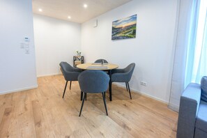 Dining - Apartment 'Bergblick' with Private Terrace, Shared Garden and Wi-Fi (Kappelrodeck)