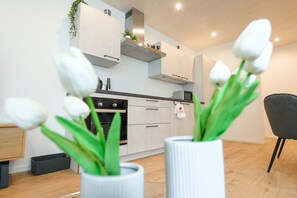 Frigorifero, microonde, forno, piano cottura