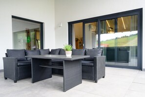 Outdoor dining - Apartment 'Ferienwohnung Schwarzwald Penthus' with Mountain View, Private Terrace and Wi-Fi (Kappelrodeck)