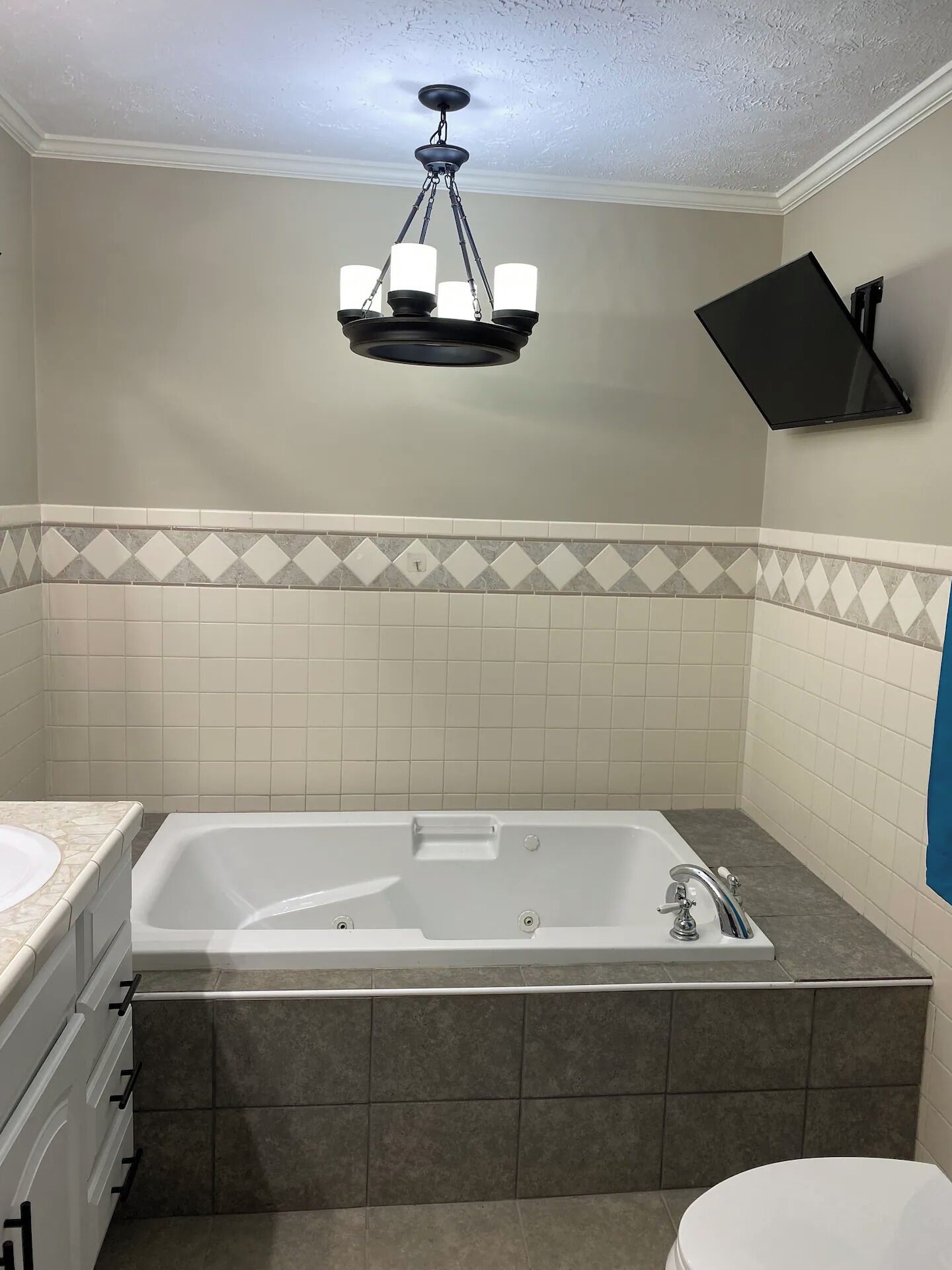 Hiustenkuivaaja, pyyhkeet, saippua, vessapaperi