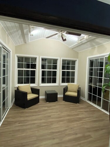 Quiet duplex with private hot tub in Knoxville