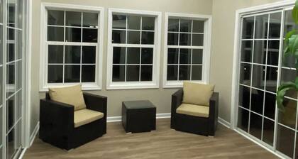 Quiet duplex with private hot tub in Knoxville