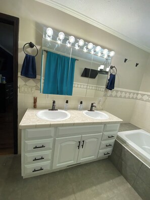 Haartrockner, Handtücher, Seife, Toilettenpapier