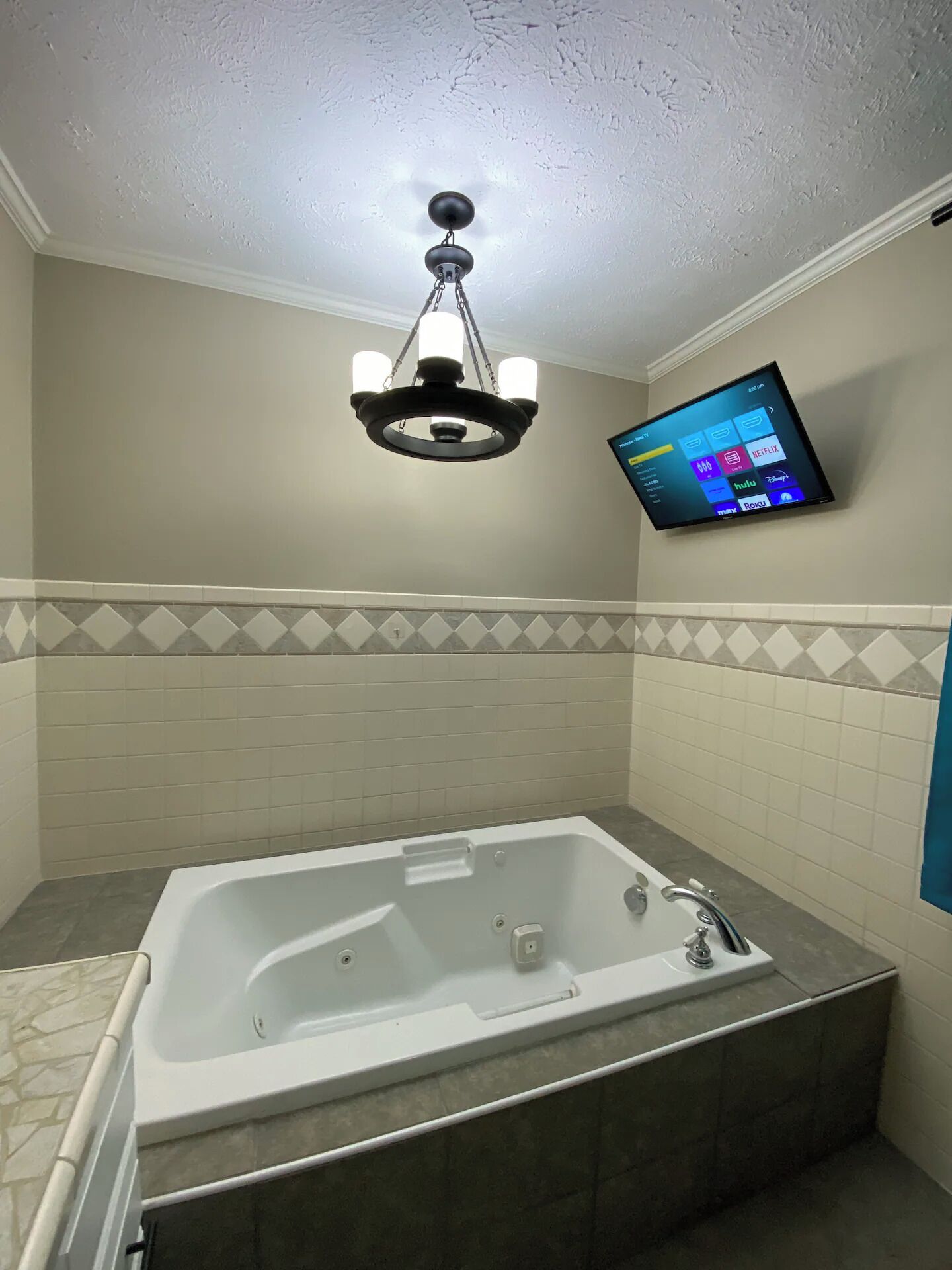 Haartrockner, Handtücher, Seife, Toilettenpapier