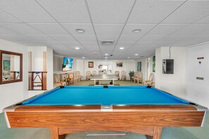 公寓客房, 1 張加大雙人床和 1 張沙發床 (Treasure Sands #502) | 遊戲室