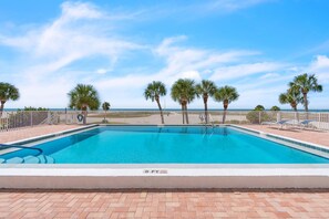 Huoneisto, 1 keskisuuri parisänky ja vuodesohva (Treasure Sands #502) | Uima-allas | Lämmitetty uima-allas