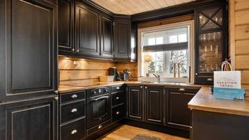 Coffee/tea maker, fridge, oven, stovetop