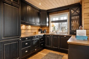 Wasserkocher mit Kaffee-/Teezubehör, Kühlschrank, Ofen, Herdplatte