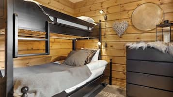 Tabla de planchar con plancha, wifi y ropa de cama