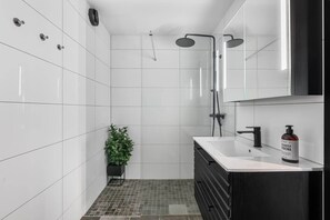 Shower, hair dryer, towels - Vedstadbakken 33 by Vacation Trysil (Trysil)