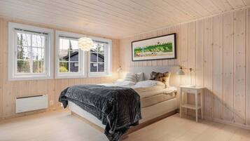 4 bedrooms, iron/ironing board, WiFi, bed sheets