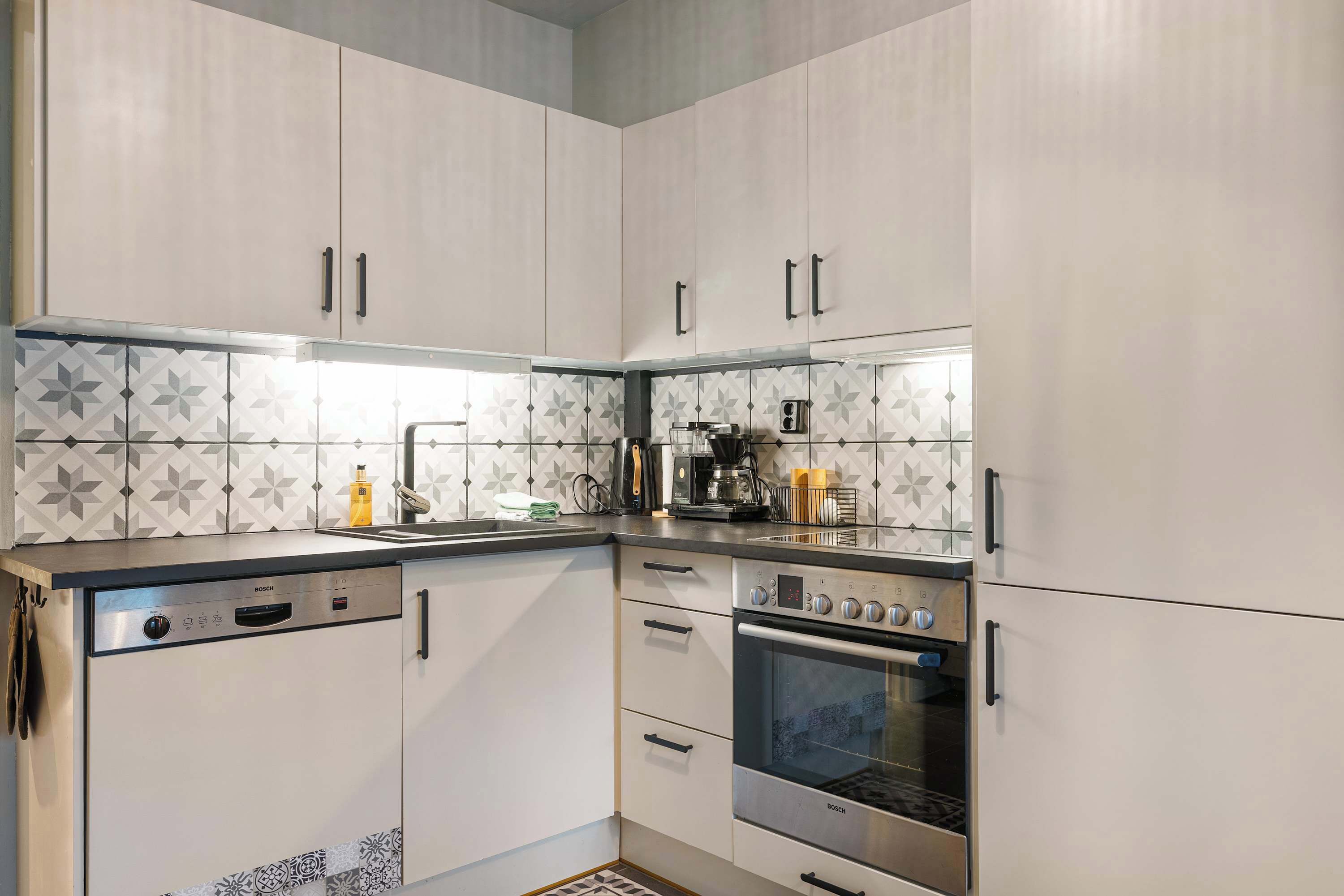 ثلاجة، ميكروويف، فرن، موقد طهي مسطح