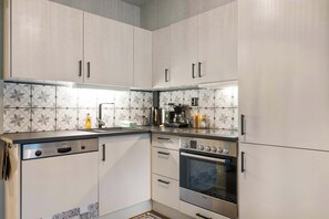 ثلاجة، ميكروويف، فرن، موقد طهي مسطح