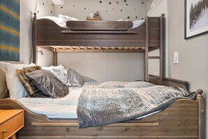 2 bedrooms, WiFi, bed sheets