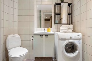 Shower, free toiletries, towels