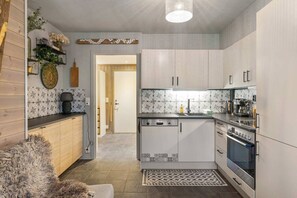 Coffee/tea maker, fridge, microwave, oven