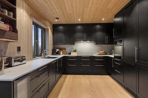 ثلاجة، ميكروويف، فرن، موقد طهي مسطح