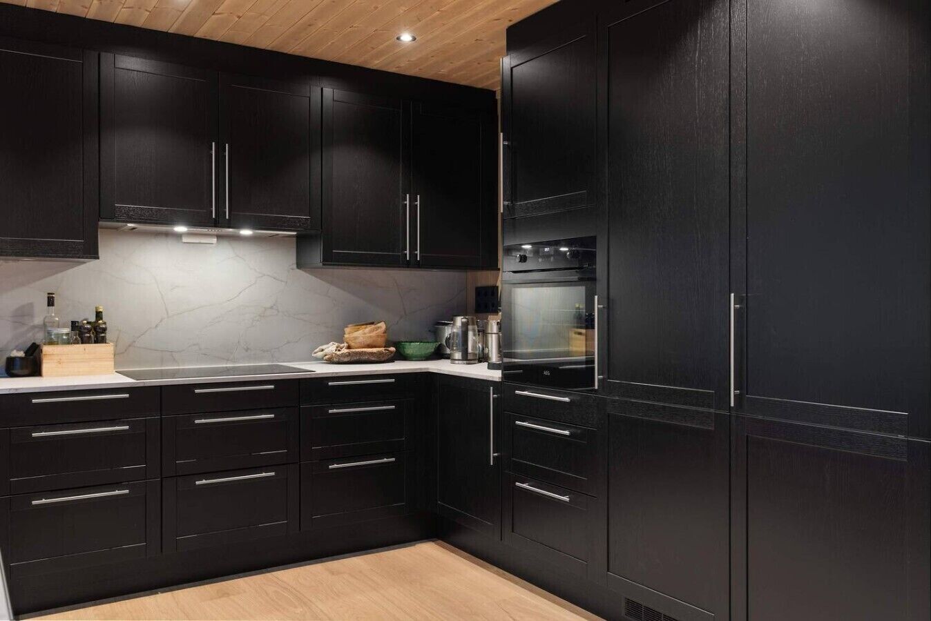 Coffee/tea maker, fridge, oven, stovetop