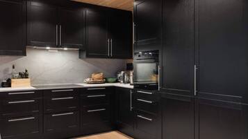 Coffee/tea maker, fridge, oven, stovetop