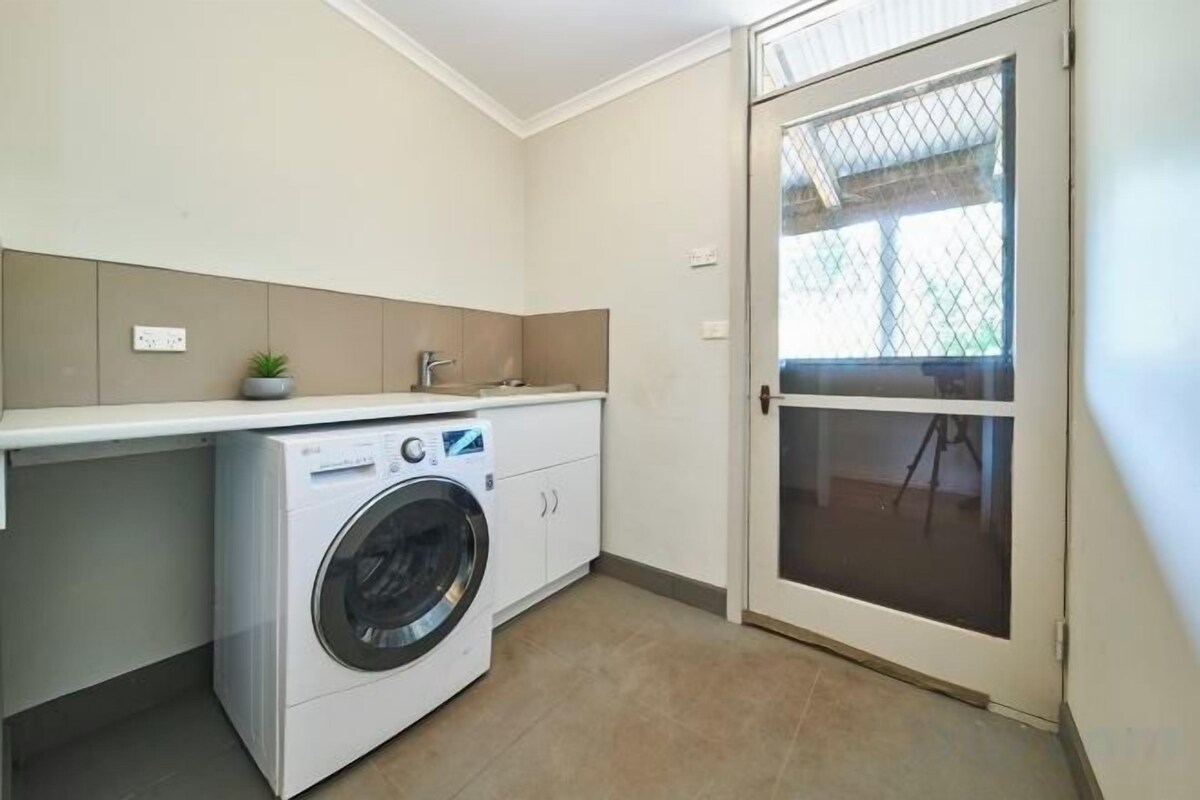 4 Bedroom House - Hill View