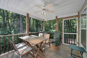 Outdoor dining - Sundance - in the heart of Chincoteague Island! (Chincoteague Island)