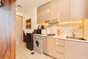 ثلاجة، ميكروويف، موقد طهي مسطح، ماكينة لصنع القهوة/الشاي