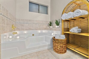 Ducha, secador de pelo, toallas