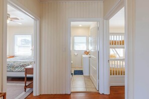5 habitaciones, escritorio y tabla de planchar con plancha 