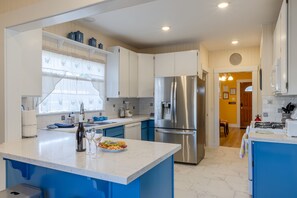 Kjøleskap, mikrobølgeovn, ovn og kokeplater