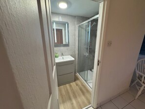 Douche, serviettes fournies